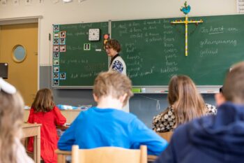 Een leerkracht voor een klas kinderen